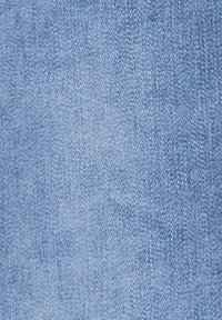 Ljust blå denimtyg med en jämn textur, som har ett subtilt vävmönster och en konsekvent färg genom hela tyget.