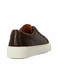 Bruine leren sneakers met een witte rubberen zool, ronde neus en contrasterende oranje binnenkant. Beschikken over een vetersluiting en gestikte details.