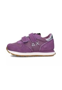 Scarpe da ginnastica viola con materiali in camoscio e rete, dotate di due cinturini in Velcro, una intersuola bianca e una suola esterna in gomma naturale testurizzata.