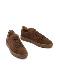 Braune Wildledersneaker mit glatter Textur, runden Zehen, kontrastierenden Schnürsenkeln und einer Gummisohle mit dezentem Profil.