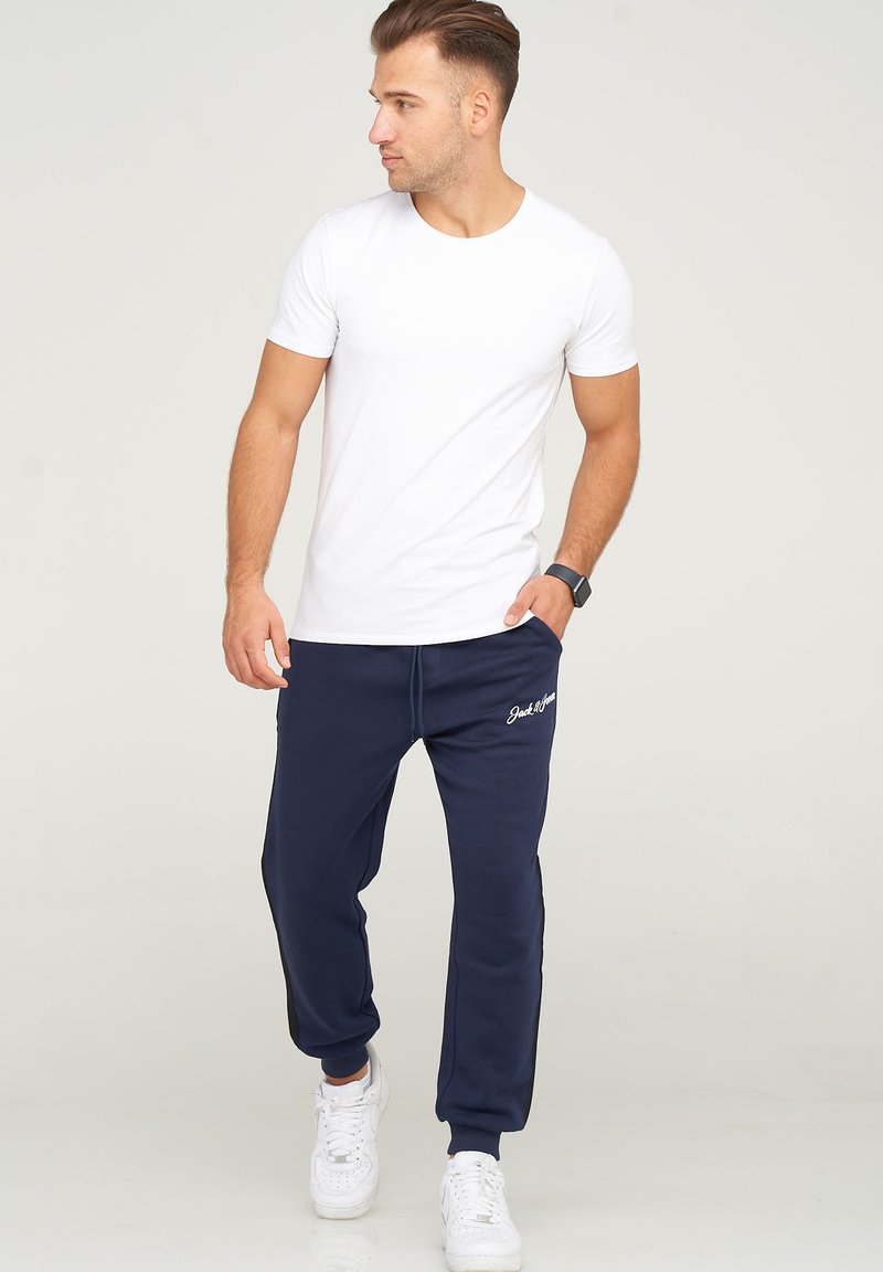 Herren Trainingsanzüge | Jack & Jones JCOHARRY Jogginghose navy blazer/dunkelblau - LC04410 Herren Trainingsanzüge | Jack & Jones JCOHARRY Jogginghose navy blazer/dunkelblau - LC04410