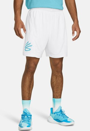 Pantaloni sportivi bianchi con vita elasticizzata, caratterizzati da un logo azzurro sul lato sinistro. Abbinati a scarpe da ginnastica blu e calze.