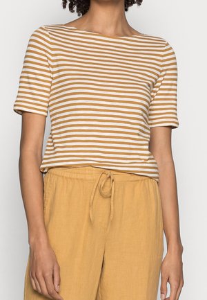 Gestreiftes Senfgelb und weiße Kurzarmbluse mit rundem Ausschnitt, kombiniert mit hellgelben, locker sitzenden Hosen mit Kordelzugbund.