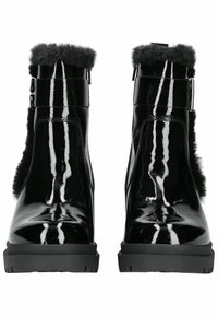 Botines negros de charol con un borde de piel de piel sintética gris en la parte superior, que cuentan con un cierre lateral y una suela gruesa de goma negra.