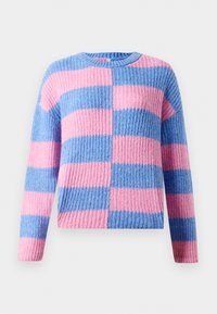 Groboto pleten pulover z izmeničnimi širokimi horizontalnimi črtami v roza in modri barvi, z okroglim izrezom in dolgimi rokavi.
