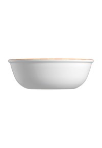 Biała ceramiczna miska z gładkimi, zaokrąglonymi krawędziami i cienkim pomarańczowym paskiem wokół brzegu. Płytkie wykończenie, matowa powierzchnia i brak dodatkowych wzorów.