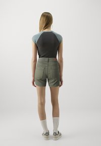 ONLY ONLBLUSH - Farmer rövidnadrágok - deep lichen green