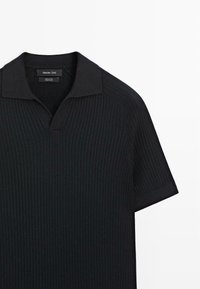 Schwarzes, kurzärmliges, geripptes Strick-Poloshirt mit offenem Kragen, aus 100 % Baumwolle, mit dem Etikett "Massimo Dutti".