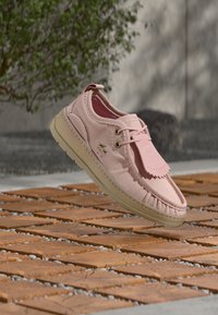 Επιλέχθηκε, light pink/off white