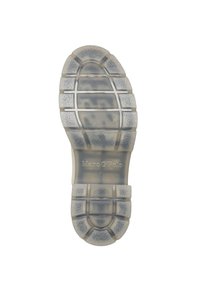 Suela de zapato de goma con una superficie texturizada, que presenta un patrón de banda de rodadura y una marca. Color translúcido con acentos en gris claro.