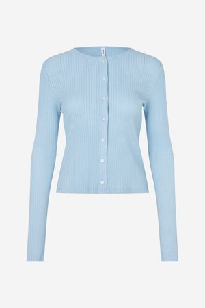 Világoskék bordázott kardigán hosszú ujjakkal és kerek nyakkivágással, elöl gombos záródással és testre szabott kialakítással.