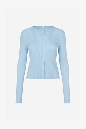 Lyseblå ribbestrikket cardigan med lange ermer og rund hals, med knappestolpe foran og en tettsittende design.