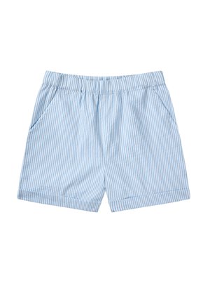Jasnoniebieskie i białe szorty w pionowe paski z elastycznym paskiem w talii i przednimi kieszeniami, z dodatkowym zagięciem na dole, na białym tle.
