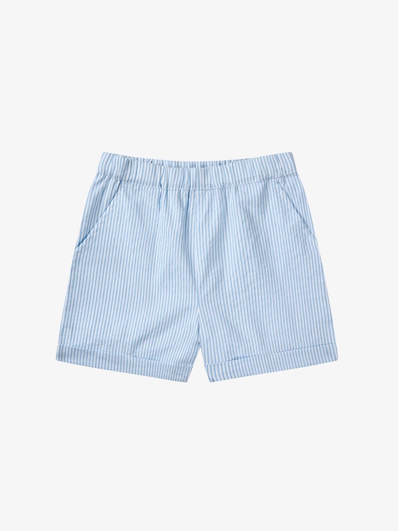 Σορτς με κάθετες ρίγες σε ανοιχτό μπλε και λευκό, με ελαστική μέση και μπροστινές τσέπες, λεπτομέρεια διπλωμένου τελειώματος, σε λευκό φόντο.
