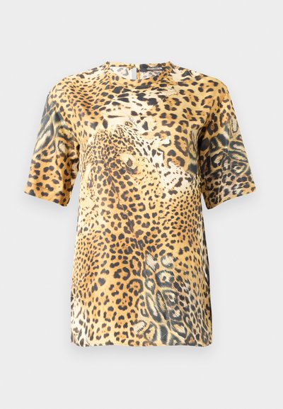 Bluse med leopardprint og korte ærmer har en rund hals, blødt stof og en løs pasform, som fremviser forskellige nuancer af brune og sorte mønstre.