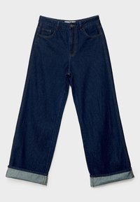 Jean en denim bleu foncé à jambes larges avec ourlets retroussés, fermeture par bouton et zip à l'avant, et poches avant sur un fond clair.