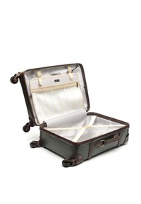 Valigia rigida di colore verde scuro con accenti marroni. L'interno presenta un tessuto a righe, cinturini regolabili e una tasca in rete con zip.