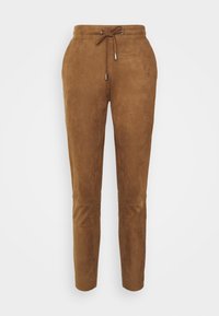 Hnědé suede joggers s elastickým pasem a šňůrkou, zúženými nohavicemi a decentními švy. Hladká textura po celém povrchu.