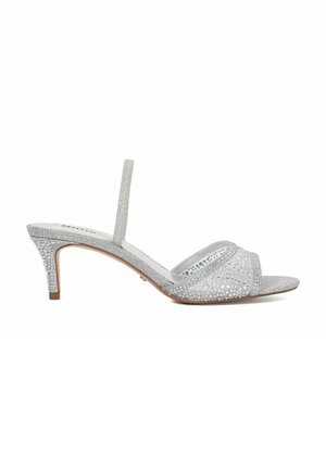 Zilveren sandalen met open neus, versierd met strass. Voorzien van een dunne enkelband en een slanke, schuine hak. Zachte stoffen textuur.