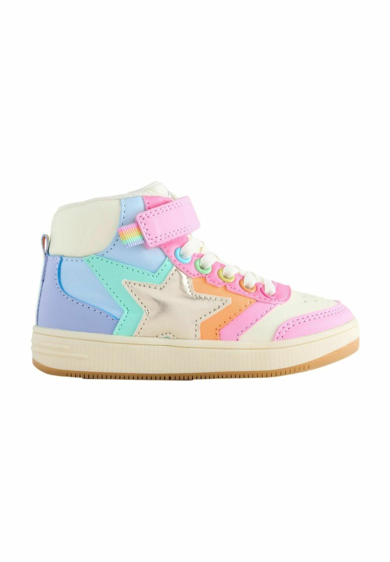 Baskets montantes avec une tige synthétique multicolore, présentant un motif d'étoiles rose, bleu, vert et orange, des lacets blancs et une sangle Velcro.