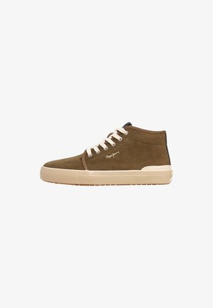 Zapatillas altas de ante marrón con suela de goma beige, cordones crema y un detalle negro en el talón, que presentan un logotipo sutil en el lateral.