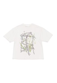 Weißes Baumwoll-T-Shirt mit einem bunten Grafikdesign von Ästen und Pflanzen, darunter grüne und blaue Akzente, mit kurzen Ärmeln und lockerer Passform.