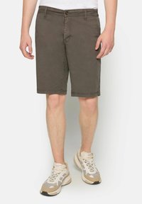 Pantaloni scurți de culoare gri închis, dintr-un amestec de bumbac, care au un sistem de închidere cu buton, buzunare laterale și un design drept, asociați cu adidași ușori.