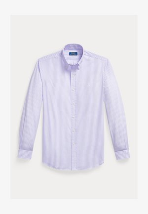 Ανοιχτό μωβ πουκάμισο με μακριά μανίκια και κουμπιά, λευκές κάθετες ρίγες, κουμπωτό γιακά και διακριτικό κεντητό λογότυπο στο αριστερό στήθος.