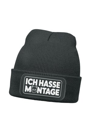 Schwarze gestrickte Beanie mit geripptem Muster, mit einem rechteckigen Aufnäher, auf dem "ICH HASSE MONTAGE" steht, und einer Katzen-Grafik in der Mitte.
