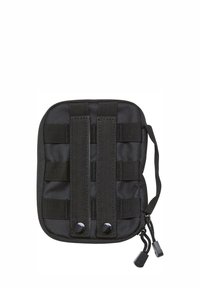 Juodas taktinės paskirties krepšys, pagamintas iš nailono, turintis vertikalias ir horizontalias juostas, dvi apsaugines sagas ir užtrauktuką.