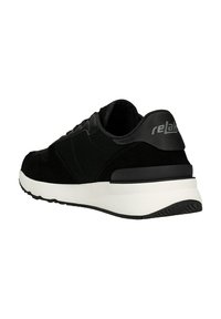 Schwarze Sneakers aus einer Mischung aus Wildleder und synthetischen Materialien, mit einem niedrigen Schnitt, weißer Sohle und dezentem Branding an der Ferse.