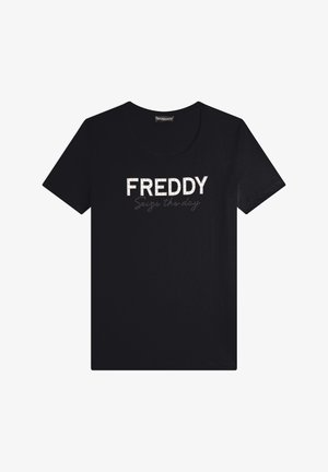 T-shirt nera con scollatura rotonda. Il davanti presenta il logo "FREDDY" in bianco con dettagli in strass, e il testo "Cogli l'attimo" sottostante in corsivo.