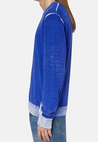 Blå sweatshirt med lång ärm och strukturerad yta, med ljusblå ribbade muddar och nederkant samt rundad halsringning.