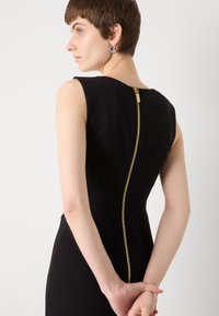 MARCIANO BY GUESS ZIP MIDI DRESS - Trikoomekko - black