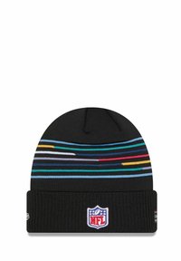 Schwarze Strickmütze mit mehrfarbigen horizontalen Streifen und einem NFL-Logo-Patch auf dem umgeschlagenen Bund, aus einem strukturierten Stoff.