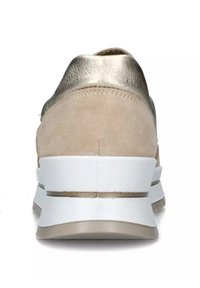 Sneaker in suede beige con un accento metallico dorato sul tallone, suola bianca e superficie testurizzata. Presenta una forma snella e un design minimale.