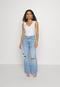 ONLY Petite ONLNIDA - Top - cloud dancer