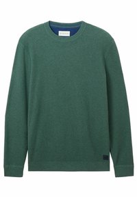 Grüner Langarm-Pullover mit strukturiertem Strickmuster, rundem Ausschnitt sowie gerippten Bündchen und Saum. Unten befindet sich ein kleines schwarzes Logoetikett.