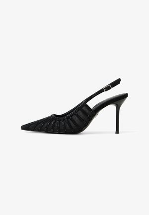 Schwarze Slingback-High Heels mit spitzem Zehenbereich, ausgestattet mit strukturiertem Stoff und einem fächerartigen Design mit Verzierungen entlang der Kanten.