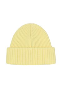 Bonnet jaune tricoté avec une texture côtelée et un revers plié. Présente un sommet arrondi et un motif de couture verticale.