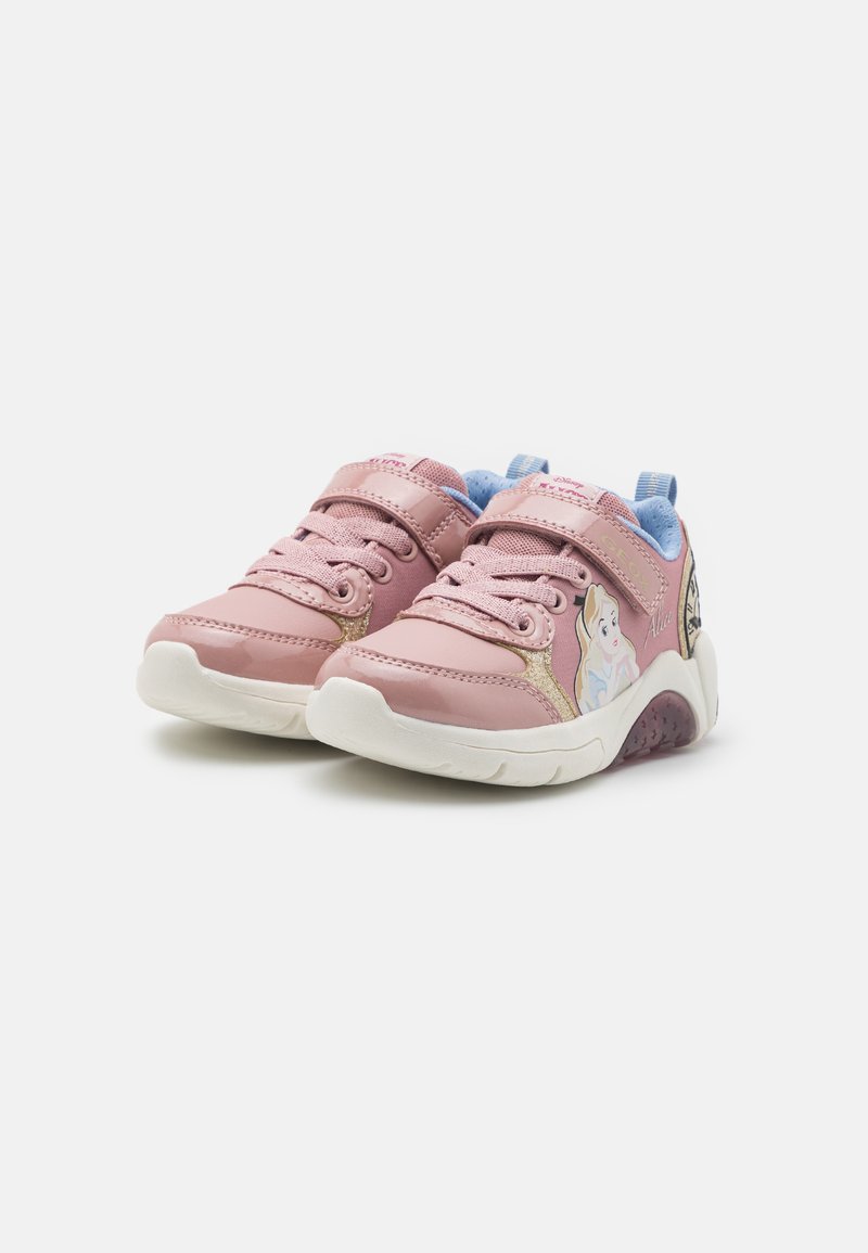 Baskets pour enfants roses avec des lacets et des fermetures Velcro, dotées d'une doublure bleu clair, d'accents dorés et d'un personnage illustré sur le côté.