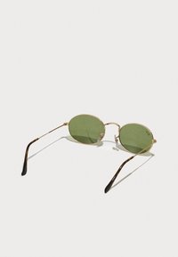 Ochelari de soare ovali cu lentile verzi, ramă din metal aurit și brațe cu accente din plastic cu model țestoasă. Design ușor, cu hardware minim.