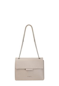 Borsa a mano in pelle beige con una texture liscia, dotata di chiusura a pattina, tracolla in catena argentata e logo impresso sul fronte.