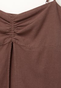 Rjav tekstil s pripetim bodicem, ki ima diskreten razporek na hrbtni strani. Tkanina ima gladko teksturo in sproščen padec.