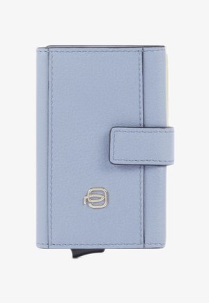 Cartera compacta de cuero azul claro con bordes cosidos, cierre de broche frontal y un pequeño logo de metal plateado.