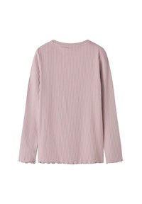 Langärmliges Oberteil aus hellrosa Rippstoff. Verfügt über einen runden Ausschnitt und einen gewellten Saum. Weiche Textur mit vertikalem Rippmuster.