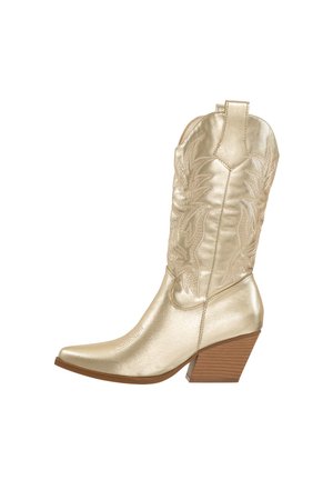 Bota de cowboy de cuero dorado con intrincados bordados florales, punta afilada y tacón apilado. Textura suave y diseño elegante en toda la bota.