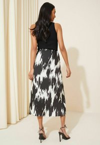 Friends Like These SPLIT FRONT MIDI-REGULAR FIT - A-linjainen hame - black white