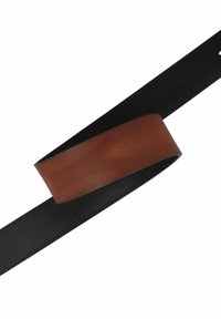 Cinturón de cuero con una correa negra y un acento rectangular marrón suave en el centro, con un acabado mate y bordes limpios.