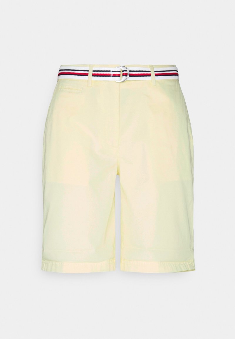 Shorts jaune clair avec une ceinture tressée rouge, blanche et bleue ; comporte deux poches latérales et un ourlet replié en bas.